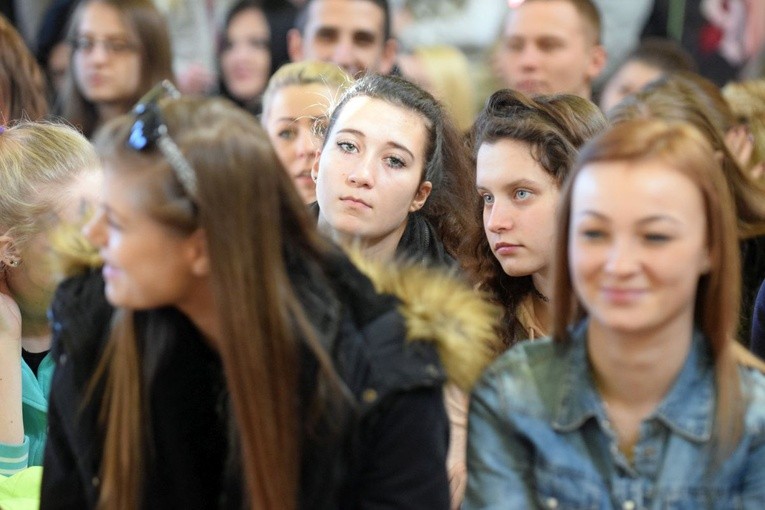 ks. Jakub Bartczak w świdnickiej szkole