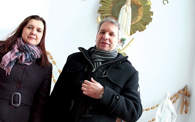 – Iwona Dzień (z lewej) wspólnie z mężem zainicjowała trwające w naszej parafii nawiedzenie – mówi proboszcz ks. Adam Malczyński (z prawej).
