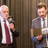 ▲	Andrzej Smolka i Bogdan Kasprowicz pokazują stare albumy ze zdjęciami Lwowa, które po latach dotarły do Polski z Australii.