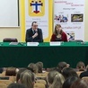 Debatę zorganizowaną przez Katolickie Stowarzyszenie Młodzieży poprowadzili Agnieszka Domowicz, psychoterapeuta, doradca rodzinny, pedagog, oraz Łukasz Brodzik, redaktor Młodzieżowej Agencji Informacyjnej.