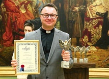 Ks. Rafał Pastwa odebrał nagrodę w Zamku Lubelskim.