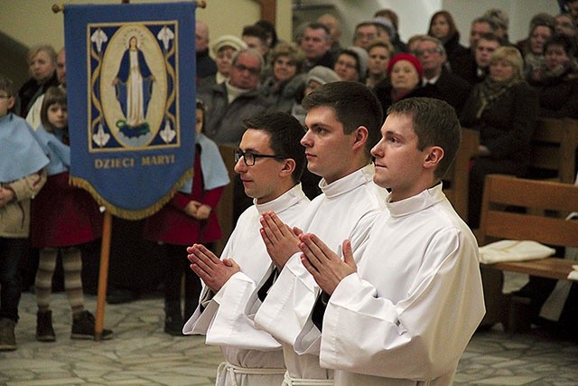 ▲	Od lewej stoją diakoni: Michał Walczyński, Artur Sroga i Dawid Domański.