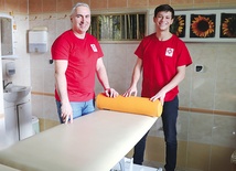 ▲	Pacjentom pomagać będą (od lewej) Dariusz Spisak i Mateusz Gaudyn.