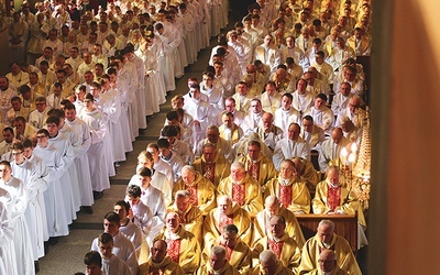 ▲	Kapłani diecezji bielsko--żywieckiej w Wielki Czwartek w katedrze. 