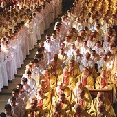 ▲	Kapłani diecezji bielsko--żywieckiej w Wielki Czwartek w katedrze. 