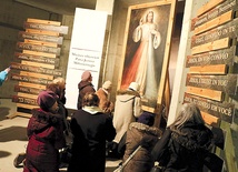 Przez cały dzień pielgrzymi gromadzili się przy obrazie Jezusa Miłosiernego w miejscu objawienia z 1931 roku.