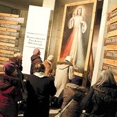 Przez cały dzień pielgrzymi gromadzili się przy obrazie Jezusa Miłosiernego w miejscu objawienia z 1931 roku.