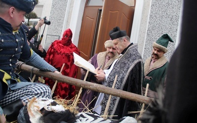 Zgodnie ze scenariuszem proboszcz ks. Grzegorz Wójcik potwierdził, że śmierć nie żyje i pozwolił pochować ją na cmentarzu 