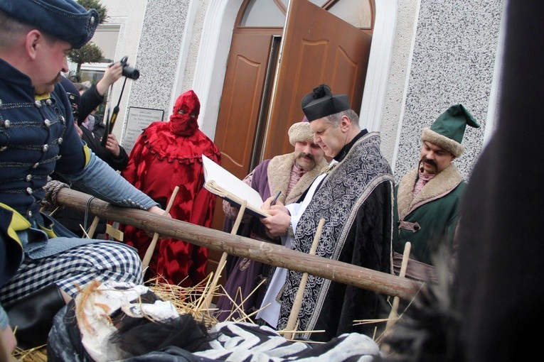 Zgodnie ze scenariuszem proboszcz ks. Grzegorz Wójcik potwierdził, że śmierć nie żyje i pozwolił pochować ją na cmentarzu 