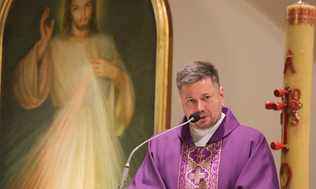 Ks. proboszcz Mirosław Wądrzyk powitał Jezusa Miłosiernego w imieniu parafian