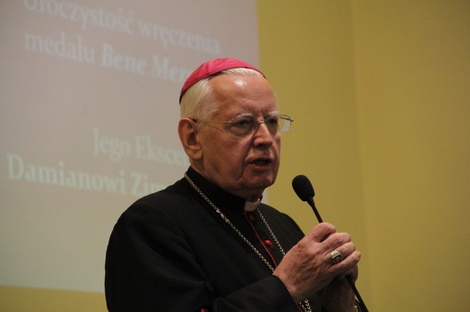 Wręczeniene medalu Bene Merenti abp. Damianowi Zimoniowi