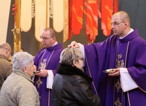 Środa Popielcowa to dzień, w którym katolicy tłumnie uczestniczą we Mszy św. 