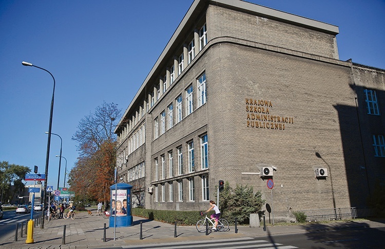 Budynek, w którym od 1991 r. funkcjonuje KSAP, w przeszłości był siedzibą Szkoły Nauk Politycznych.