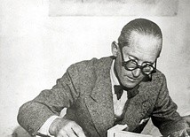 Le Corbusier prezentuje makietę zaprojektowanej przez siebie jednostki mieszkaniowej, którą otwarto 14 października 1952 r. w Marsylii. Budynek składał się z 337 mieszkań rozmieszczonych  na 12 piętrach.