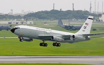 Boeing WC-135 Constant Phoenix, potocznie zwany niuchaczem, bada stężenia radioaktywnych izotopów w atmosferze. Na przełomie stycznia i lutego takie badania prowadził nad Europą.