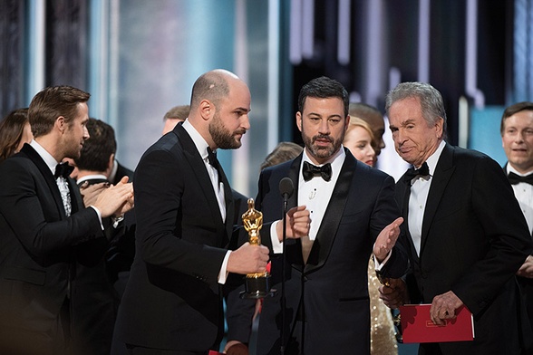Fatalna wpadka w czasie ceremonii zdominowała dyskusję o tegorocznych Oscarach.