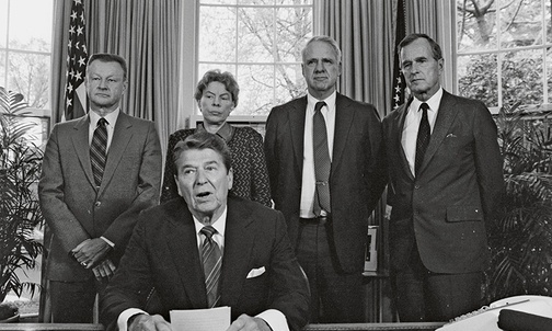 Zbigniew Brzeziński (pierwszy z lewej) w gronie doradców prezydenta USA Ronalda Reagana.