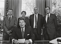 Zbigniew Brzeziński (pierwszy z lewej) w gronie doradców prezydenta USA Ronalda Reagana.