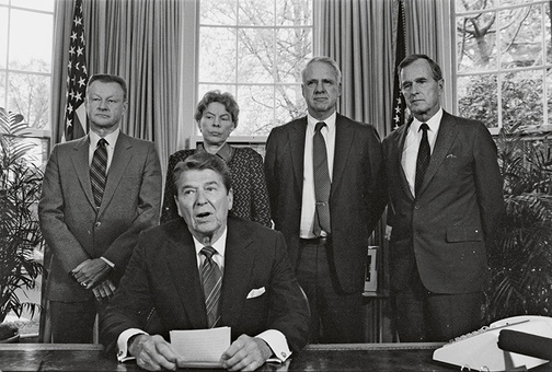 Zbigniew Brzeziński (pierwszy z lewej) w gronie doradców prezydenta USA Ronalda Reagana.
