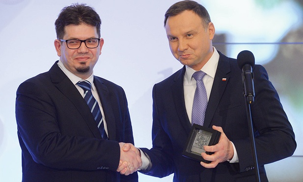 Prezydent Andrzej Duda wręcza Wojciechowi Wenclowi nagrodę „Zasłużony dla Polszczyzny”.