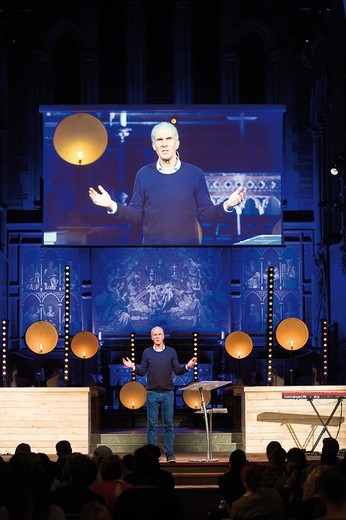 Pastor Nicky Gumbel mówi o Biblii w czasie szóstego spotkania bieżącej edycji kursu w Holy Trinity Brompton.