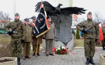 Radomianie uczcili niezłomnych, składając kwiaty pod pomnikiem Żołnierzy Zrzeszenia WiN