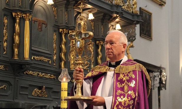 Bp Andrzej F. Dziuba błogosławi relikwiami Krzyża Świętego
