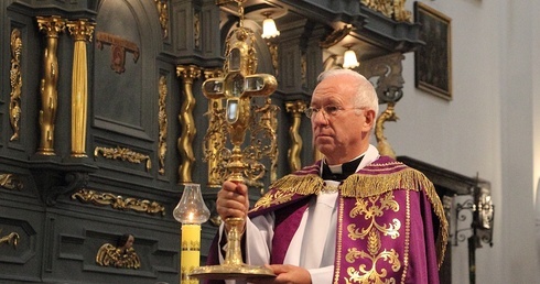 Bp Andrzej F. Dziuba błogosławi relikwiami Krzyża Świętego