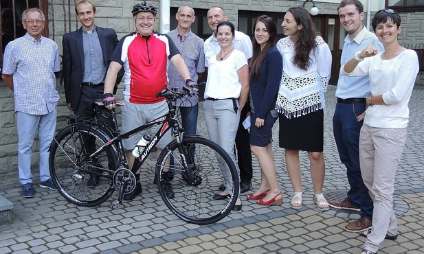 Uczestnicy szóstej wyprawy rowerowej z bp. Piotrem Gregerem w lipcu ub. r.