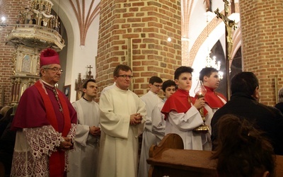 Abp Sławoj Leszek Głódź w czasie Drogi Krzyżowej 