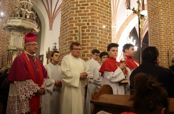 Abp Sławoj Leszek Głódź w czasie Drogi Krzyżowej 