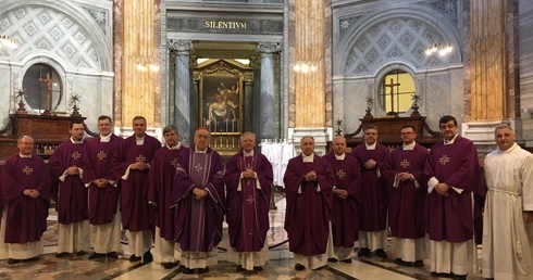 Między człowiekiem a Bogiem jest drugi człowiek 
