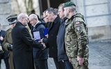 Minister Antoni Macierewicz gratuluje Jakubowi Wojewodzie