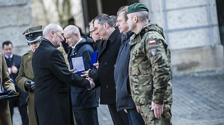 Minister Antoni Macierewicz gratuluje Jakubowi Wojewodzie