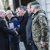 Minister Antoni Macierewicz gratuluje Jakubowi Wojewodzie