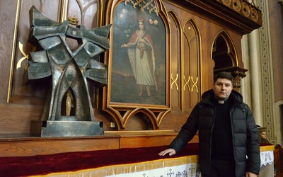 Ks. Rafał Piekarski przy relikwiach św. Kazimierza w radomskiej katedrze