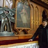 Ks. Rafał Piekarski przy relikwiach św. Kazimierza w radomskiej katedrze