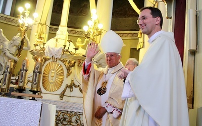 Ordynariusz łowicki bp Andrzej F. Dziuba i ks. Marek Gancarczyk, redaktor naczelny "Gościa Niedzielnego"