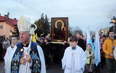 Bp Andrzej F. Dziuba prowadzi procesję z ikoną jasnogórską