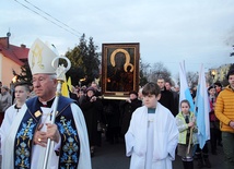 Bp Andrzej F. Dziuba prowadzi procesję z ikoną jasnogórską