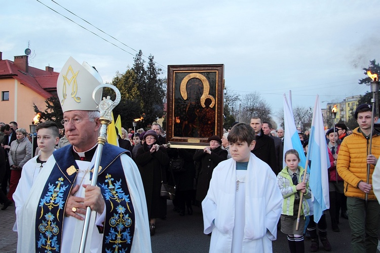 Bp Andrzej F. Dziuba prowadzi procesję z ikoną jasnogórską