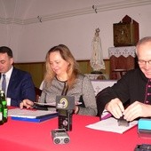 Od lewej: Dariusz Klimczak, Joanna Skrzydlewska i ks. Bogumił Karp