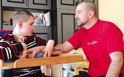 – Kamil wymaga całodobowej opieki – mówi Paweł Pieczara, tata chłopca.