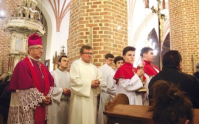 Abp Sławoj Leszek Głódź w czasie Drogi Krzyżowej.