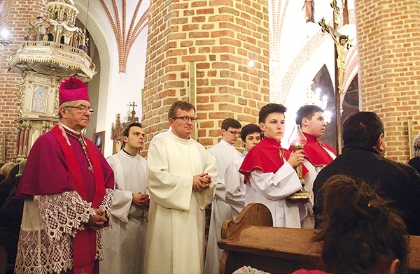 Abp Sławoj Leszek Głódź w czasie Drogi Krzyżowej.