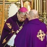 Proboszcz gliwickiej katedry ks. Bernard Plucik posypuje popiołem głowę biskupowi Janowi Kopcowi.