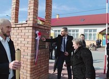 Tablicę odsłonili Lucyna Matyka i Tomasz Dziorek.