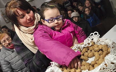 Wierni zabierali pobłogosławione orzechy do domu.