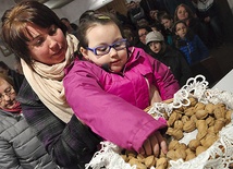 Wierni zabierali pobłogosławione orzechy do domu.