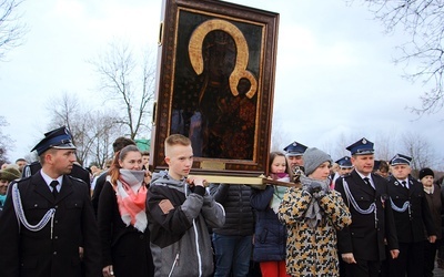 Młodzież z parafii w Kozłowie Biskupim niesie obraz Matki Bożej Częstochowskiej